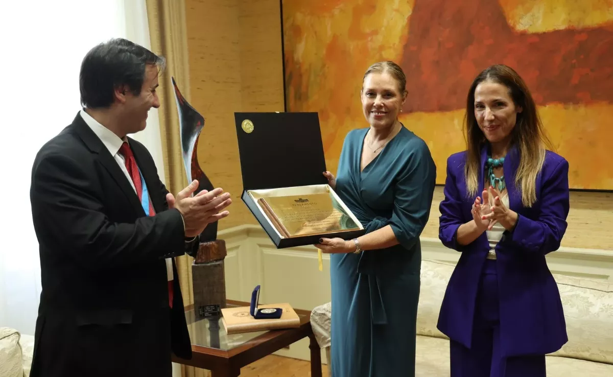 Astrid Pérez recibe a una delegación de la Cámara de Uruguay por el 300 aniversario de la llegada de los primeros canarios a Montevideo / PARLAMENTO DE CANARIAS