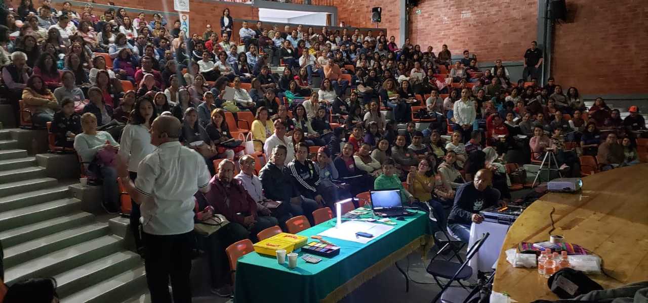 Momento de una de las sesiones de la Jornada celebrada por OAOA en Tlaxcala, donde se congregaron más de 500 profesores.
