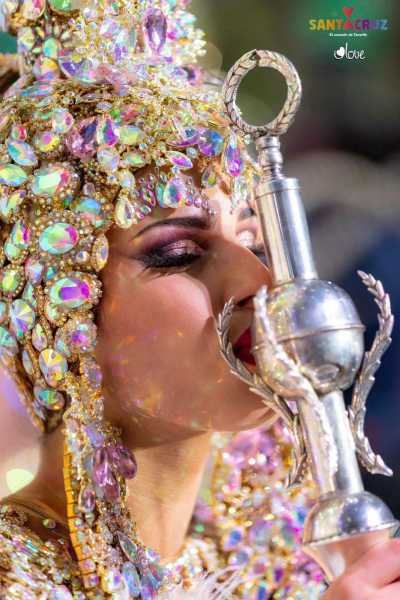 Priscila Medina, besando el cetro en el momento de la coronación | CEDIDA